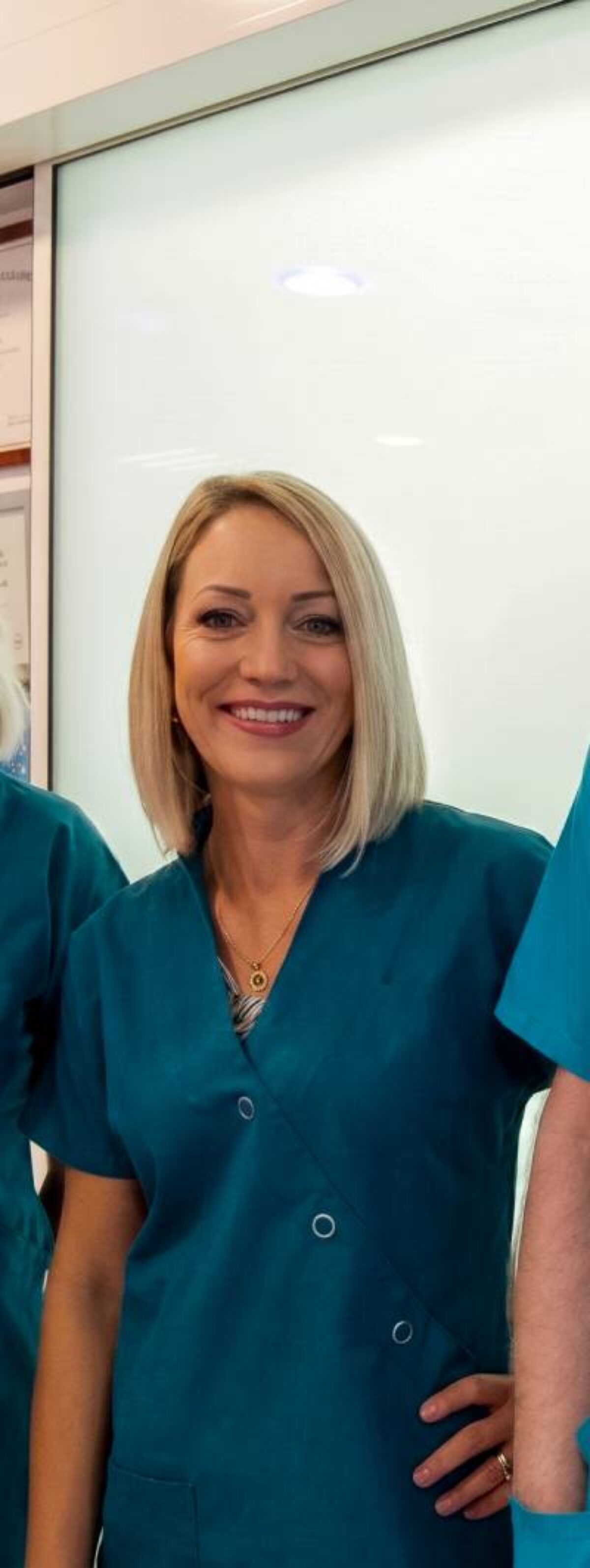 Une assistante orthodontiste souriante au cabinet du Dr Wees à Caen.