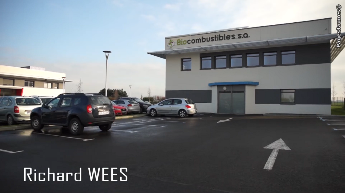 Vue extérieure du cabinet d'orthodontie du Dr Wees avec parking à Caen en Normandie.