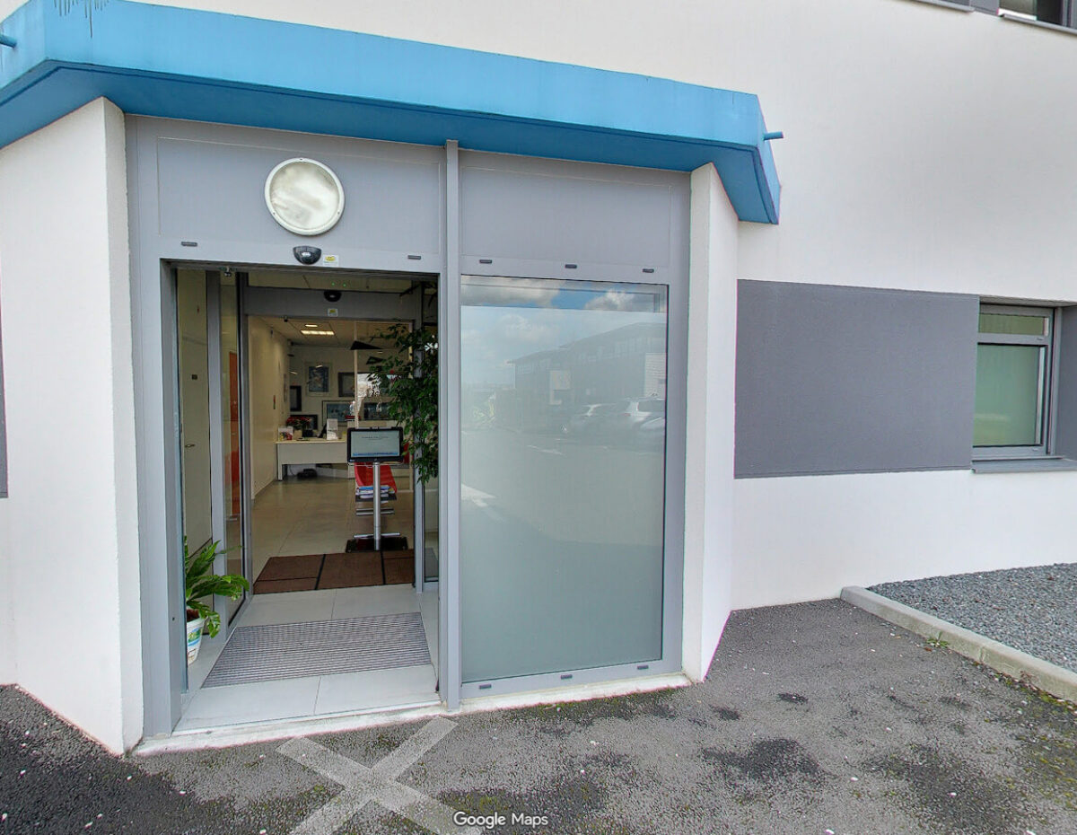 Entrée du cabinet dentaire et orthodontiste du Dr Wees à Caen en Normandie