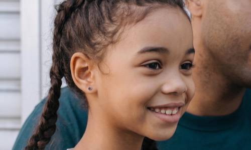 Jeune fille souriante consultant le Dr Wees, orthodontiste à Caen
