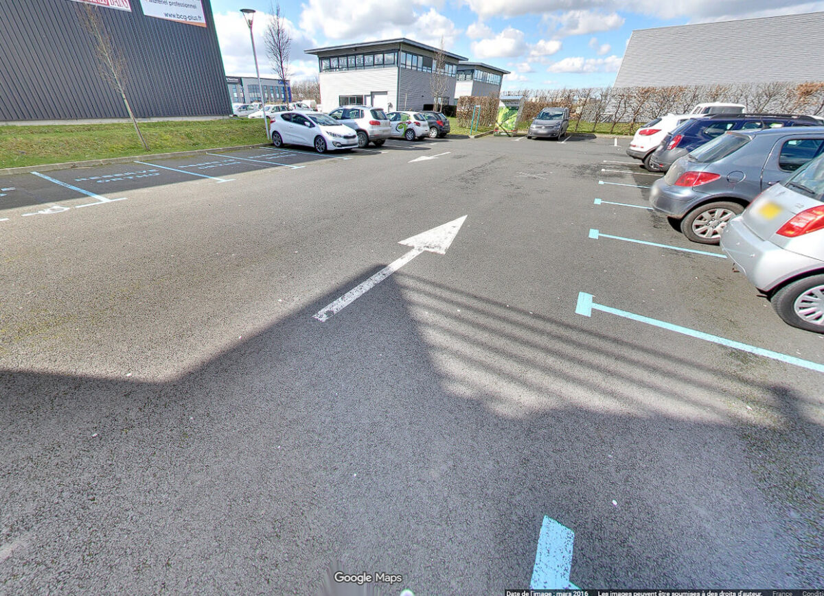 Parking réservé pour les patients du cabinet d'orthodontie à Caen.