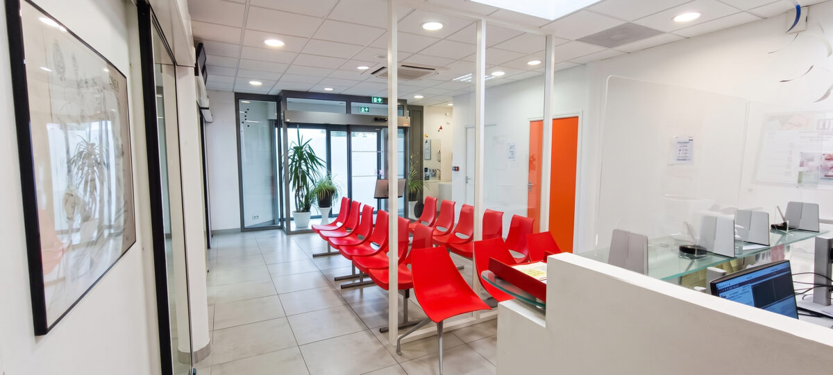 Vue de la salle d'attente moderne du cabinet d'orthodontie du docteur Wees à Caen.