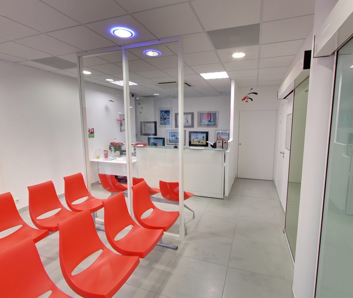 Vue de la salle d'attente moderne du cabinet d'orthodontie du Dr Wees à Caen.