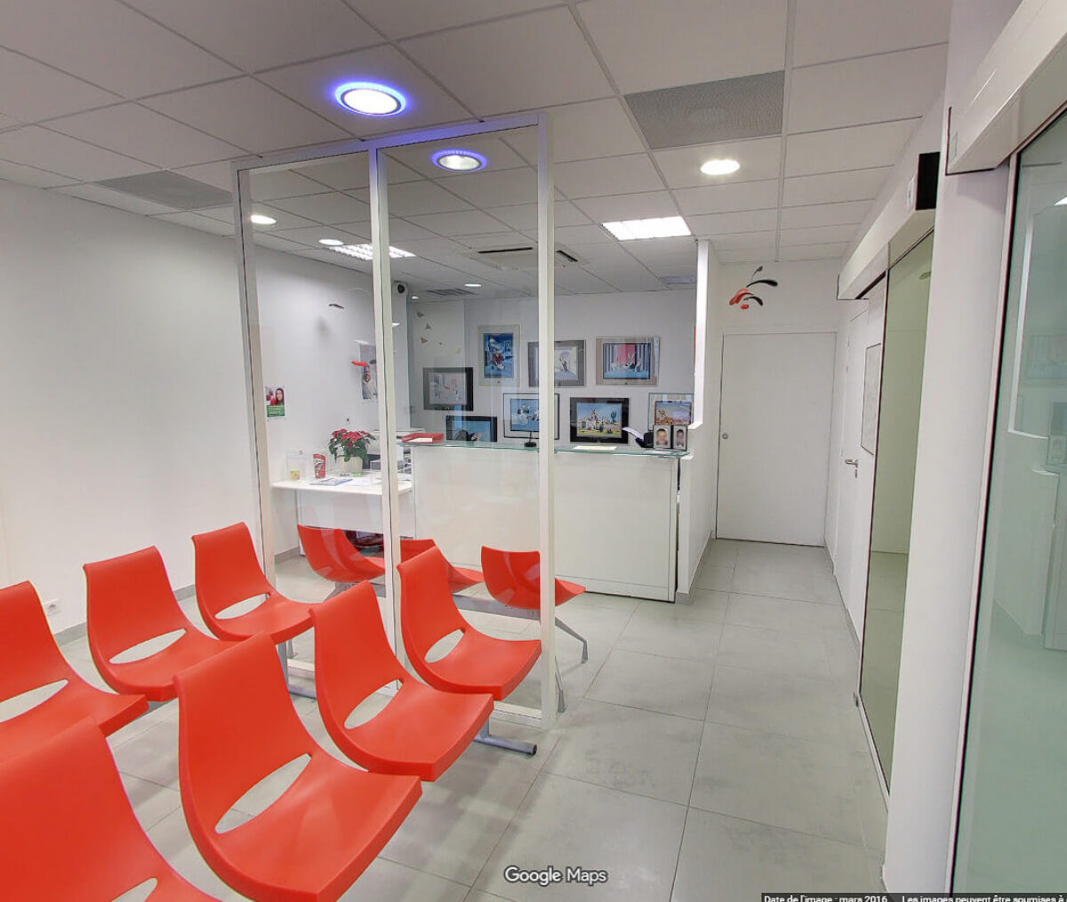 Vue de la salle d'attente lumineuse et moderne du cabinet d'orthodontie du Dr Wees à Caen.