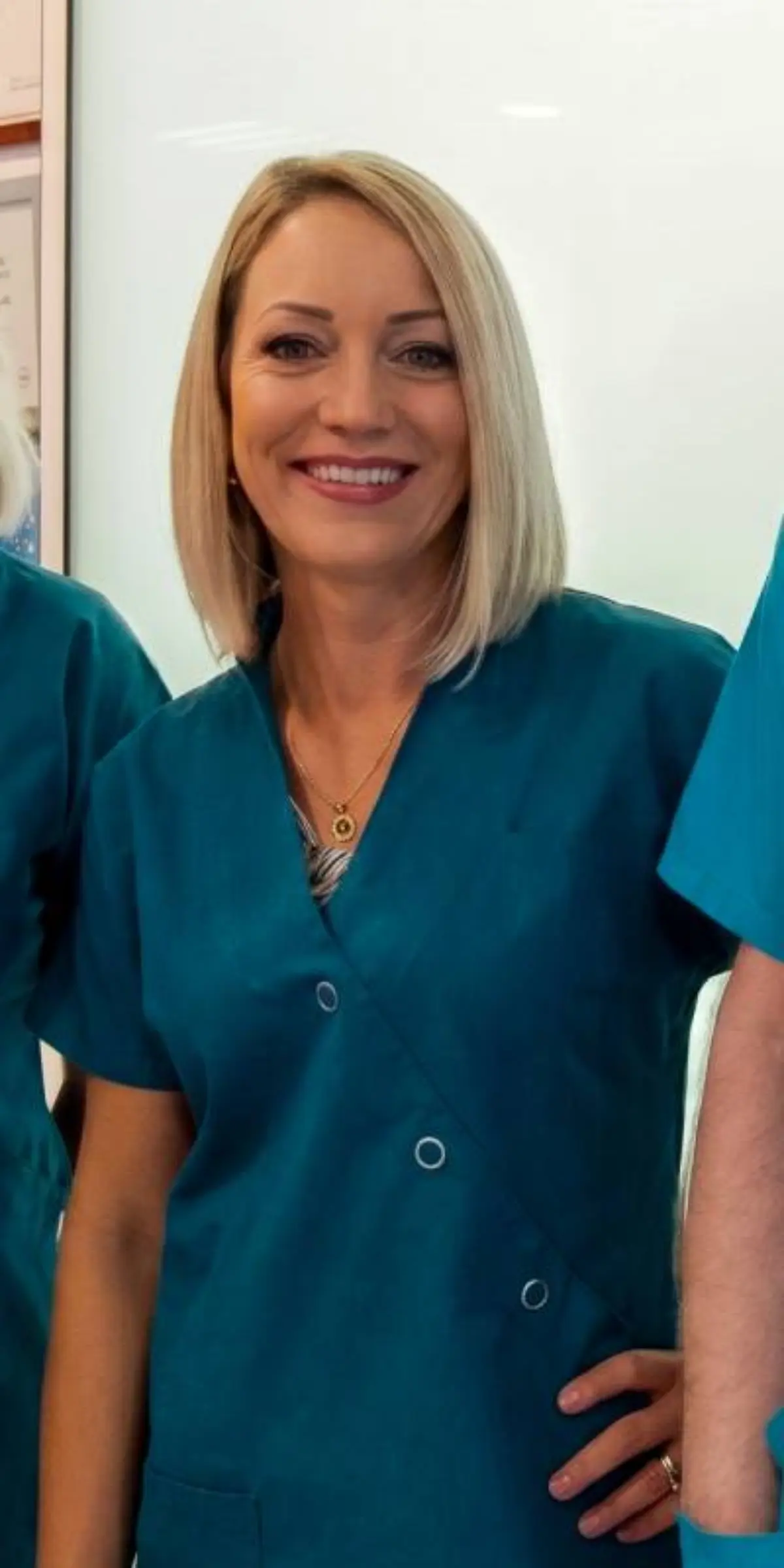 Une assistante orthodontiste souriante au cabinet du Dr Wees à Caen.