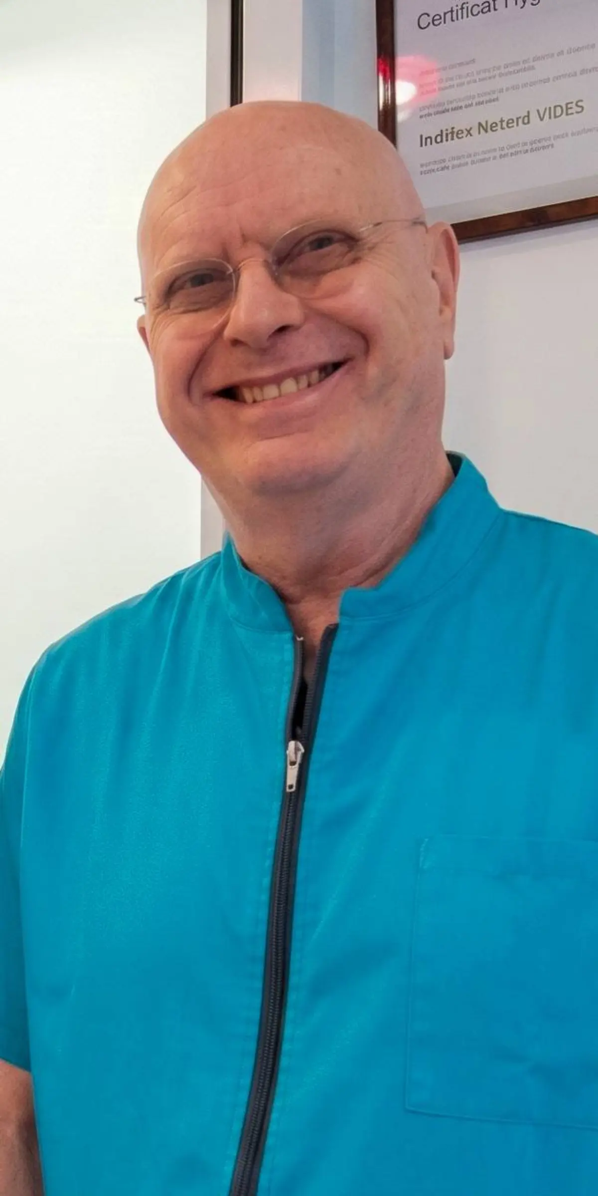 Le docteur Wees, orthodontiste à Caen, souriant dans son cabinet.
